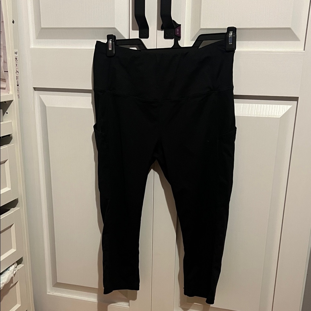 Black Women’s Capri Length Leggings With Pockets